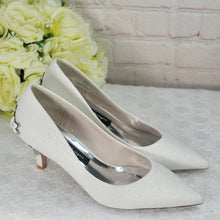 Load image into Gallery viewer, Ivory Shimmer Wedding Shoes UK3/US5.5
