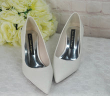 Load image into Gallery viewer, Ivory Shimmer Wedding Shoes UK3/US5.5
