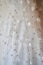 Load image into Gallery viewer, 3D Ivory or White Flower Embroidered Floral Bridal Veil
