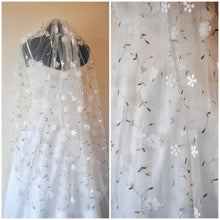 Load image into Gallery viewer, 3D Ivory or White Flower Embroidered Floral Bridal Veil
