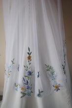 Load image into Gallery viewer, Floral Embroidered Edge Bridal Veil
