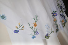 Load image into Gallery viewer, Floral Embroidered Edge Bridal Veil
