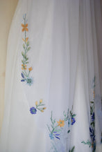 Load image into Gallery viewer, Floral Embroidered Edge Bridal Veil
