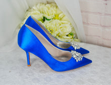 Load image into Gallery viewer, Bridal Pointed Court Shoes with Crystal Shoe Clip
