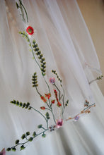 Load image into Gallery viewer, Floral Embroidered Edge Bridal Veil,
