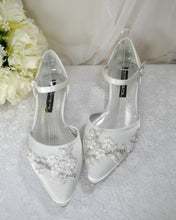 Load image into Gallery viewer, Ivory Flat Satin Bridal Sandals Floral Beading Size UK8/US10.5
