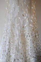 Load image into Gallery viewer, Luxury Sparkling Leaf Bridal Veil
