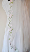 Load image into Gallery viewer, Rose Embroidered Lace Edge Bridal Veil
