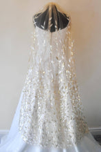 Load image into Gallery viewer, Luxury Sparkling Leaf Bridal Veil
