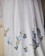 Load image into Gallery viewer, Floral Embroidered Edge Bridal Veil
