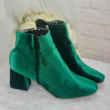 Load image into Gallery viewer, Green Luxurious Velvet Wedding Boots, Block Heel Bridal Shoes, Winter Boots - Size UK6/US8.5
