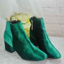 Load image into Gallery viewer, Green Luxurious Velvet Wedding Boots, Block Heel Bridal Shoes, Winter Boots - Size UK6/US8.5
