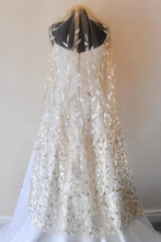 Load image into Gallery viewer, Luxury Sparkling Leaf Bridal Veil
