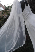 Load image into Gallery viewer, White 1 Tier Wedding Veil with Leaf Detailed Edging - 100cm
