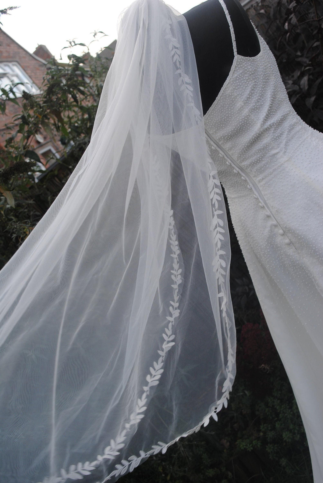 White 1 Tier Wedding Veil with Leaf Detailed Edging - 100cm