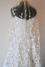 Load image into Gallery viewer, Luxury Sparkling Leaf Bridal Veil
