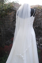 Load image into Gallery viewer, White 1 Tier Wedding Veil with Leaf Detailed Edging - 100cm
