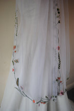 Load image into Gallery viewer, White Lace Flower Edge Fingertip Length  Floral Embroidered Edge Bridal Veil
