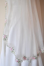 Load image into Gallery viewer, Rose Embroidered Lace Edge Bridal Veil
