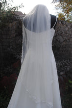 Load image into Gallery viewer, White 1 Tier Wedding Veil with Leaf Detailed Edging - 100cm
