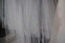 Load image into Gallery viewer, Glitter Veil with Pearl and Crystal Details
