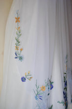 Load image into Gallery viewer, Floral Embroidered Edge Bridal Veil
