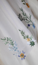 Load image into Gallery viewer, Floral Embroidered Edge Bridal Veil
