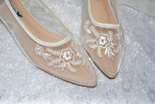 Load image into Gallery viewer, Ivory Floral Embroidered Flats
