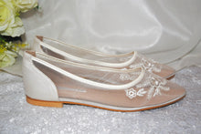 Load image into Gallery viewer, Ivory Floral Embroidered Flats
