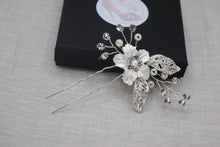 Load image into Gallery viewer, Crystal Flower Hair Pin

